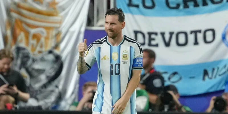 Hành động khiêm nhường của Messi