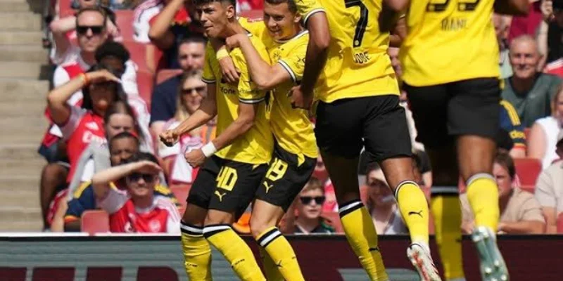 Arsenal thua Dortmund ở trận tranh Emirates Cup